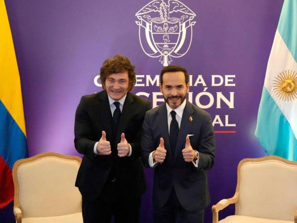 El presidente de Argentina, Javier Milei, junto al nuevo presidente de Colombia Abelardo de la Espriella.