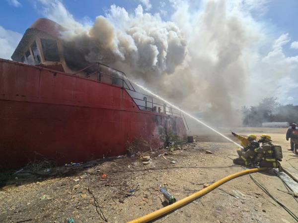 Elementos bomberiles se desplazaron hasta el Astillero Naval de Plan Grande y lograron sofocar las llmas en la embarcación de metal Lori G, aunque ya se había quemado en su totalidad.