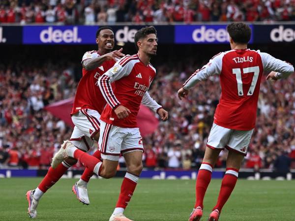 Arsenal se impuso sobre el Chelsea de Xabi Alonso y mantiene la pelea con el Manchester City por el liderato.