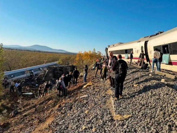 Agentes de la Guardia Civil y técnicos de la Comisión de Investigación de Accidentes Ferroviarios (CIAF) interrogan al operario del centro de control que regulaba el tráfico de la línea del AVE Madrid-Sevilla en el momento en el que se produjo el accidente entre dos trenes que, por el momento, ha dejado 68 víctimas mortales.
