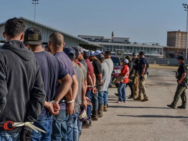 Migrantes detenidos en una redada en Luisiana.