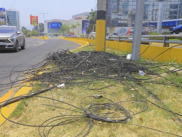 Así se observa la mediana en la circunvalación donde cruzan muchos peatones y turistas que visitan el centro comercial.