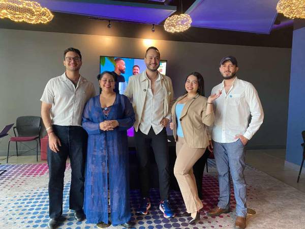 David Vásquez, Catherine Calderón, Jean Carlos López, Susan Prado, Josué Ventura, organizadores del Camaleones Business, durante la conferencia de prensa.