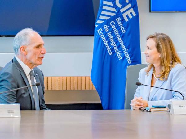 El presidente de la República, Nasry Asfura, sostiene un encuentro con la presidenta ejecutiva del BCIE, Gisela Sánchez.