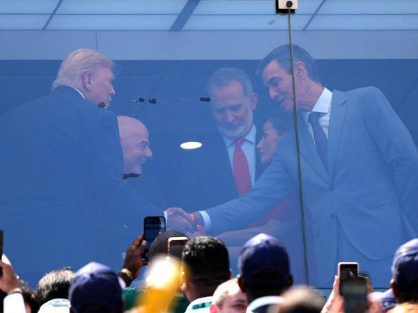 El presidente de Estados Unidos, Donald Trump, saluda al presidente del Gobierno de España, Pedro Sánchez en el partido de la final del Mundial de la FIFA 2026 entre España y Argentina en el estadio MetLife en Nueva Jersey (Estados Unidos).