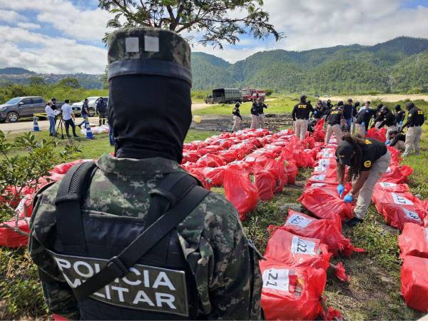 Vista de la droga a incinerar por agentes de la Policía Militar del orden Público.