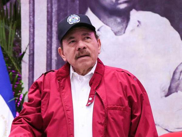 Fotografía cedida por la Presidencia de Nicaragua del presidente de Nicaragua, Daniel Ortega, participando en un homenaje a uno de los fundadores del Frente Sandinista de Liberación Nacional (FSLN) Carlos Fonseca Amador (1936-1976) este viernes, en Managua (Nicaragua).