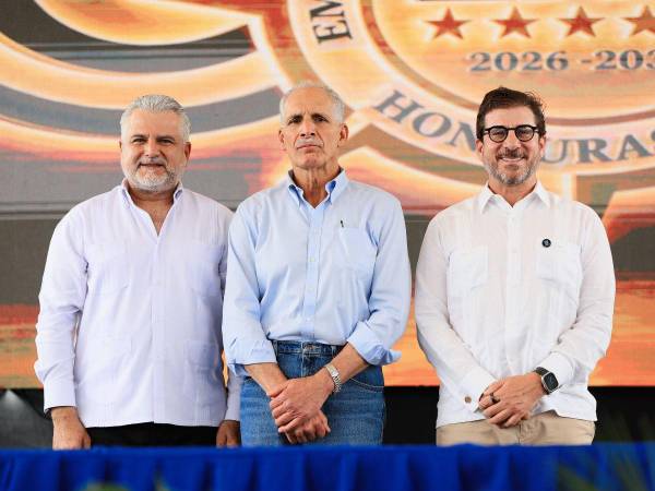 Yaudeth Burbara, ministro gerente de la ENP, Nasry Asfura, presidente de la república de Honduras, Juan Manuel Díaz, representante de Grupo Logra.