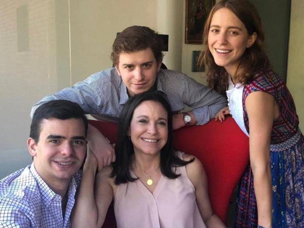 El pasado 10 de octubre, el Comité Noruego del Nobel decidió otorgar el Premio Nobel de la Paz 2025 a la venezolana María Corina Machado. La instancia que otorga el galardón señaló que el reconocimiento se le otorga a la política “por su lucha por lograr una transición justa y pacífica de la dictadura a la democracia”.