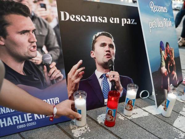 Concentración tras el asesinato del activista ultraconservador estadounidense Charlie Kirk, frente a la embajada de Estados Unidos en Madrid.