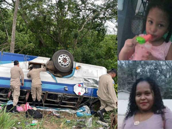 El autobús quedó volcado a un lado de la carretera con las llantas hacia arriba. Delmis Ramos y su hija Delmis Milagro Tomé Ramos de 5 años fueron dos de las víctimas.