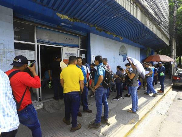 Más de 200 personas acuden diariamente a las oficinas de la Secretaría de Trabajo y Seguridad Social en San Pedro Sula para solicitar el cálculo de sus prestaciones laborales, presentar denuncias o interponer reclamos relacionados con sus derechos laborales.