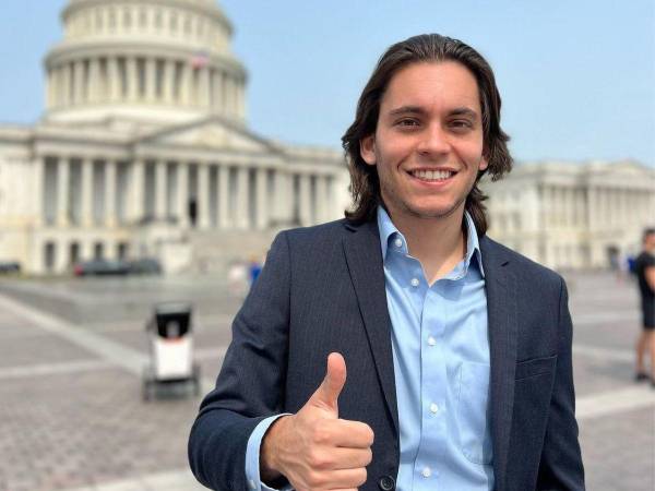 El influencer uruguayo-estadounidense, Carlos Eduardo Espina, sorprendió a sus seguidores al anunciar que se va de Estados Unidos y que pedirá asilo en México porque “cerrrarán Tiktok en los Estados Unidos”.