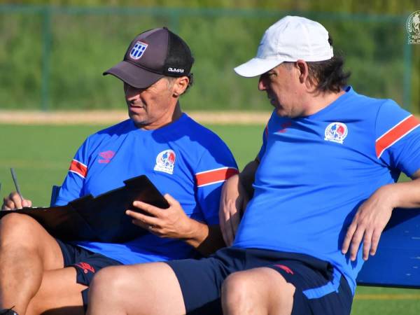 Pedro Troglio junto al asistente técnico Gustavo Reggi en la pretemporada del Olimpia. Fotos cortesías Olimpia.