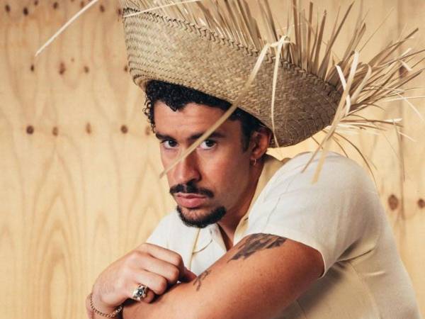 Bad Bunny cobrará cero dólares por el medio tiempo del Super Bowl LX, pero con el efecto post-show su catálogo podría dispararse a los 1,7 millones de dólares semanales y batir los récords de Rihanna y Kendrick Lamar ante una audiencia récord que prevé superar los 130 millones de espectadores. Es la operación financiera más rentable de la industria musical global.