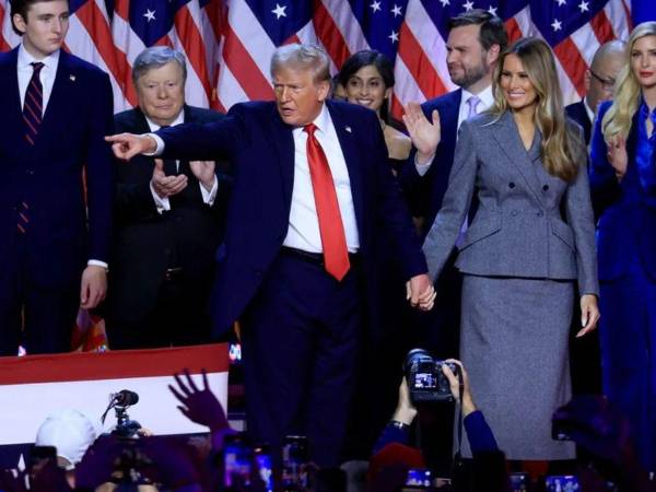 Donald Trump junto con su mujer Melania Trump y su hijo Barron Trump.