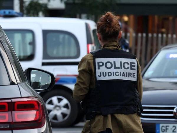 Una oficial de policía en un suceso en París.