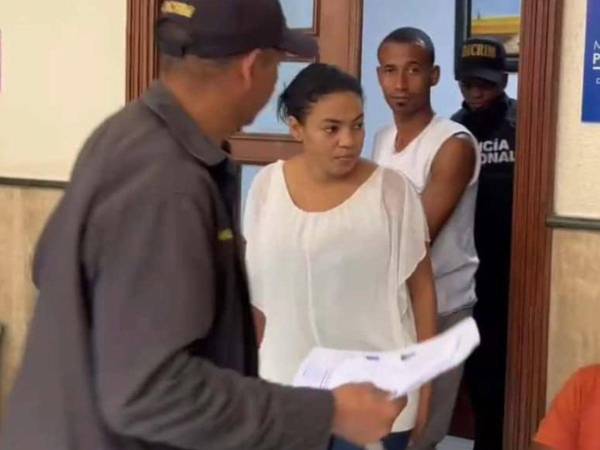 Yokeiry Coronado De La Cruz -tía de la niña- y a su pareja, Jeider Montero Medina