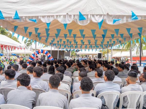 Centenares de estudiantes se han preparado en el Instituto Técnico se han convertido en profesionales.