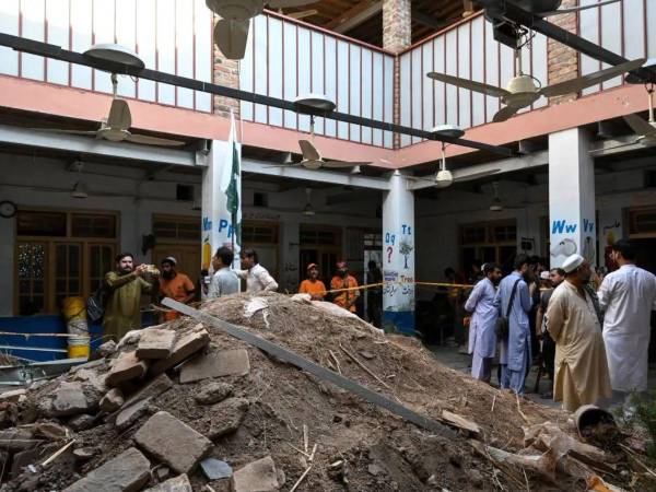 Despiden en Pakistán a los 33 niños muertos tras el derrumbe de su escuela