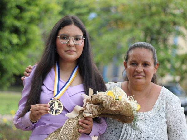 La jovencita Yaritza Morales junto a su madre.