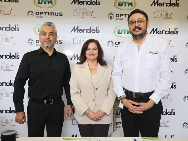 Eduardo Posadas de Optimus Card, Marina Castellanos, Rectora de UTH y Alejandro Oyuela de Tiendas Mendels.