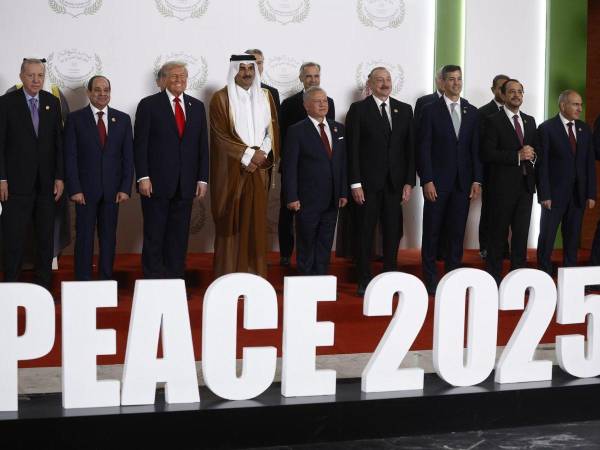 El presidente de Estados Unidos, Donald Trump, posa junto a los mandatarios de países de Oriente Medio y otras naciones en la cumbre por la paz en Egipto.