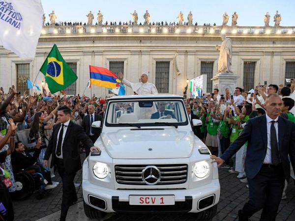 El papa León XIV saludó por sorpresa a unos 120,000 jóvenes reunidos en la plaza de San Pedro del Vaticano.