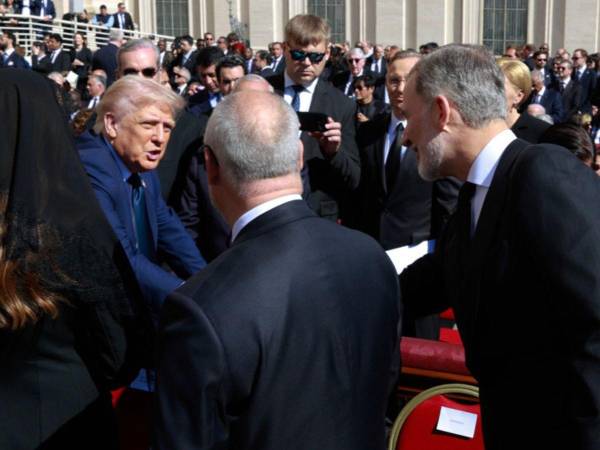 El rey Felipe VI (d) saluda al presidente de Estados Unidos Donald Trump (i) durante el funeral del papa Francisco en la Plaza de San Pedro en el Vaticano este sábado.