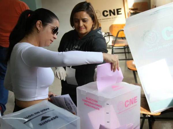 Jóvenes ejerciendo su derecho al voto durante el proceso electoral del pasado 30 de noviembre.
