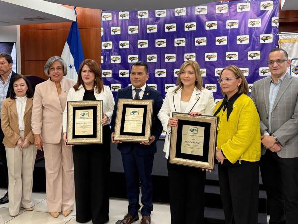 Cohep otorga reconocimiento a los consejeros Cossette López, Ana Paola Hall y Carlos Cardona.