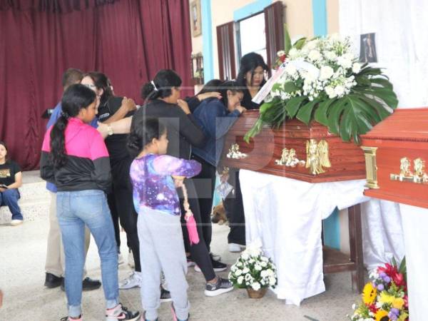 En medio del dolor que ha dejado el taccidente vial en la colonia Villa Nueva de Tegucigalpa, este martes 2 de junio son velados los cuerpos de Evelin Yasmín Irías Hernández y Denia Marisol Ramírez Ortiz, dos de las víctimas mortales de la tragedia.