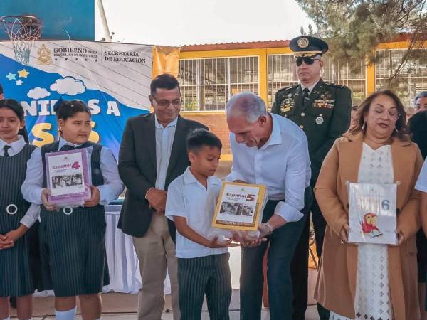 El presidente Nasry Asfura participó en la entrega de los libros de texto en centros educativos.