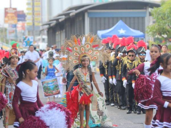 Las calles de Tegucigalpa amanecieron este domingo 13 de septiembre con un ambiente festivo. Desde temprano, decenas de niños se prepararon para desfilar y rendir homenaje a Honduras en los 205 años de independencia patria.