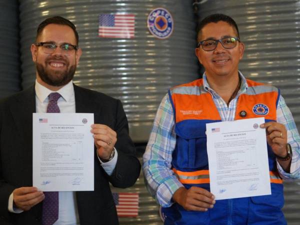 Sequía golpea al Corredor Seco y Estados Unidos entrega tanques de agua para escuelas.