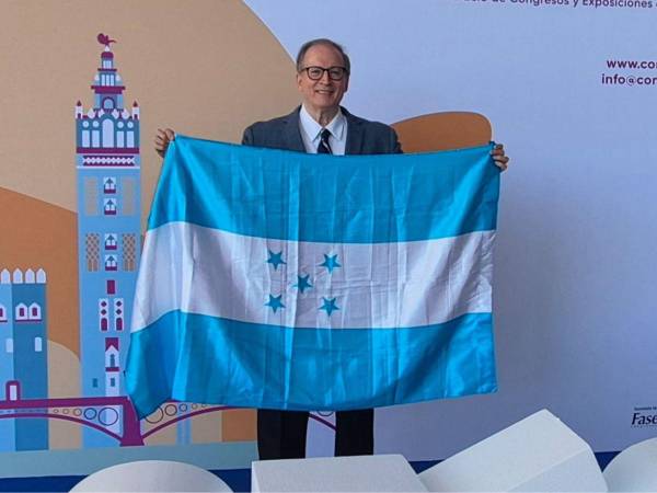 El Dr. Eduardo Bueso durante su ponencia en Sevilla, donde destacó la importancia de la técnica IVA y la ruta de la PI3K en el tratamiento de la baja reserva ovárica.
