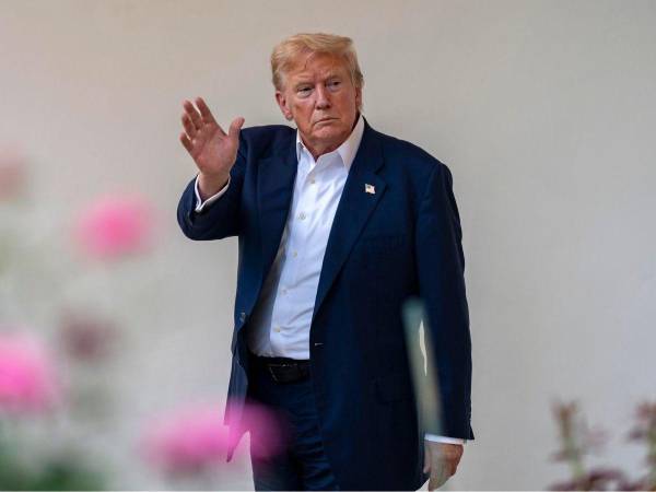 El presidente de Estados Unidos, Donald Trump, saluda a periodistas en la Casa Blanca.