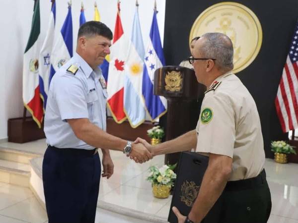 El subjefe del Estado Mayor Conjunto de las Fuerzas Armadas de Honduras, general de brigada Luis Alonso Rosales Cardoza, recibió la visita oficial del comandante de la Fuerza de Tarea Conjunta Interagencial Sur (JIATF South) de Estados Unidos, vicealmirante Jeffrey K. Randall.