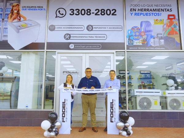 Karla Méndez, coordinadora regional de Mercadeo, Jorge Contreras, gerente general de Fogel Honduras y Otto Ponce, gerente de Ventas Retail Latinoamérica, realizan el corte de cinta en la tienda ubicada en la primera calle entre quinta y sexta avenida del barrio Santa Anita.