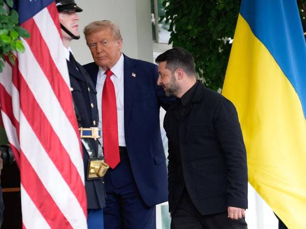 El presidente de Estados Unidos, Donald Trump (i), junto a su homólogo de Ucrania, Volodímir Zelenski (d), antes de su reunión con líderes europeos en la Casa Blanca en Washington.