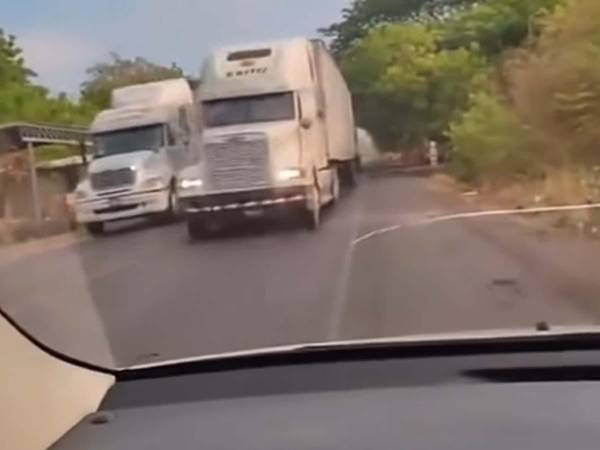 Video del momento en que rastras le quitan el derecho de vía a conductor: “Casi me muero”