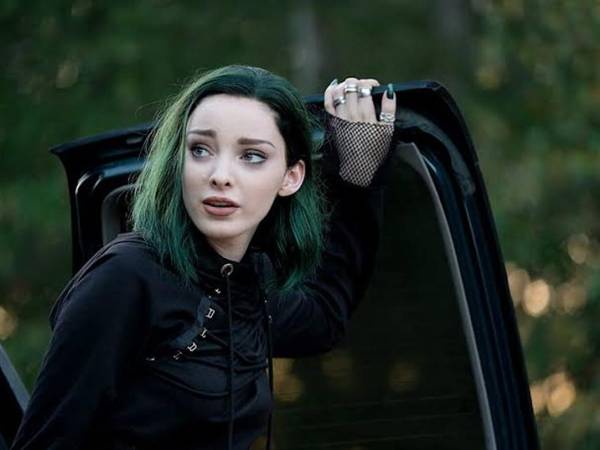 Emma Dumont es una actriz, modelo y bailarina estadounidense de 30 años de edad.