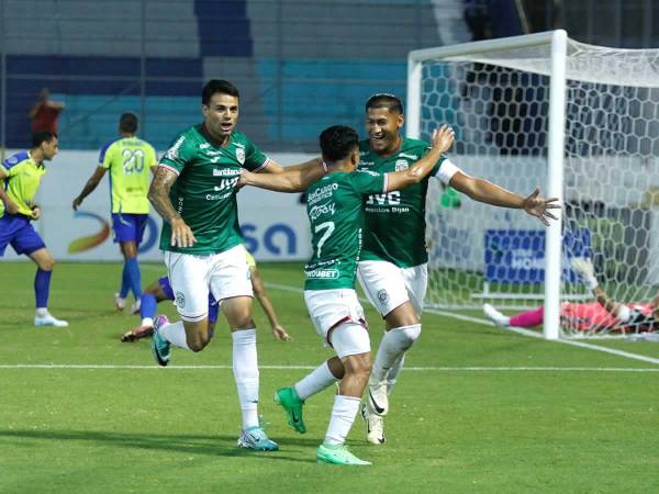 Javier Rivera celebrando su gol para el 2-0 del Marathón contra el Olancho FC.
