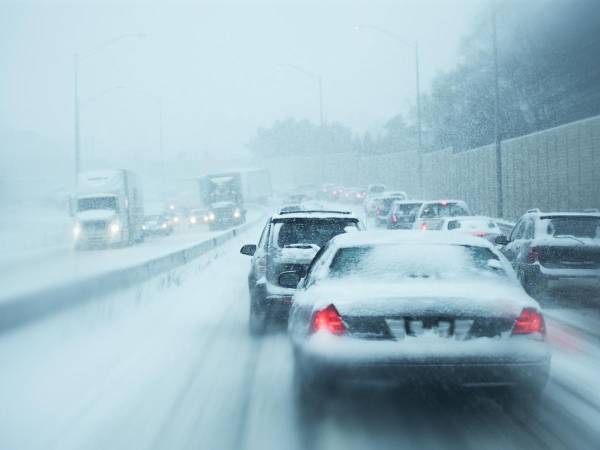 Meteorólogos del Servicio Meteorológico Nacional (NWS) emitieron ayer una alerta de tormenta invernal para tres estados del noreste, y aconsejaron a la población de algunas regiones a evitar viajar el fin de semana.