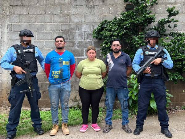 Los tres detenidos por agentes de la División Anti Extorsión y Asociaciones Terroristas (DAET).