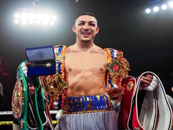 Teófimo López posando con sus cinturones tras vencer a Steve Claggett.