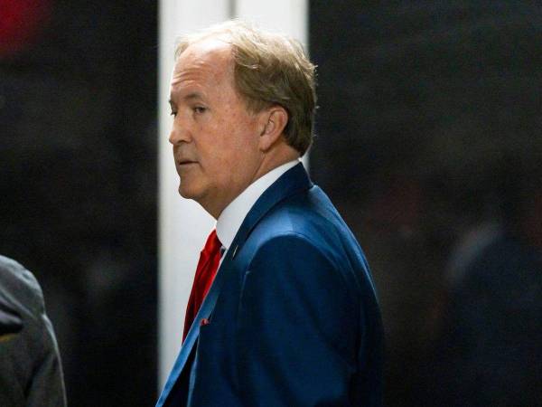 El fiscal general de Texas, Ken Paxton, quiere declarar vacantes los escaños de los demócratas que boicotean el mapa electoral