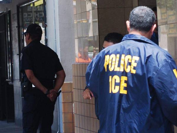 ICE ha aumentado las redadas migratorias arrestando a cientos de indocumentados en las últimas semanas.