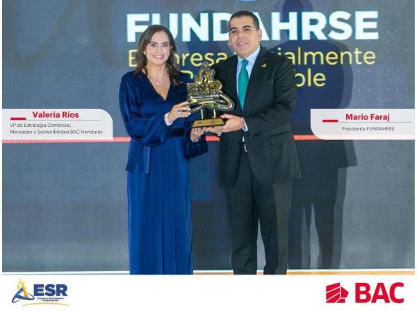 Valeria Ríos VP, de Estrategia Comercial, Mercadeo y Sostenibilidad de BAC Honduras recibe de manos de Mario Faraj, presidente de FUNDAHRSE.