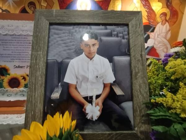 En la iglesia San Juan Bautista de la colonia Kennedy de Tegucigalpa se llevó a cabo el velatorio del estudiante a asesinado por un supuesto compañero.